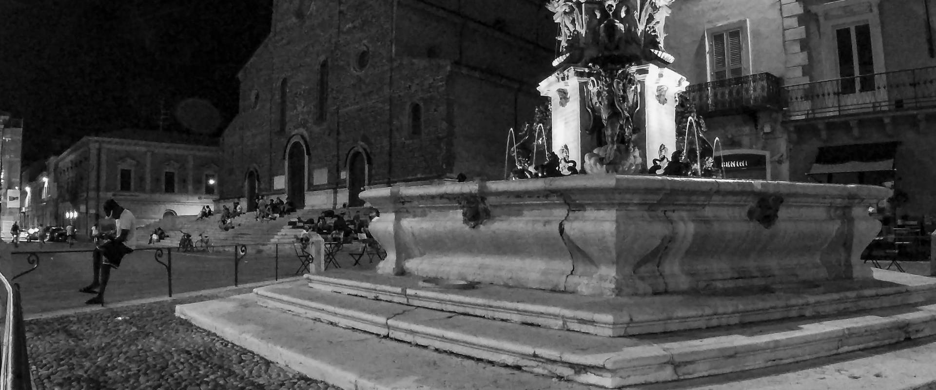 Night in the town-2 fontana monumentale foto di Lorenzo Gaudenzi